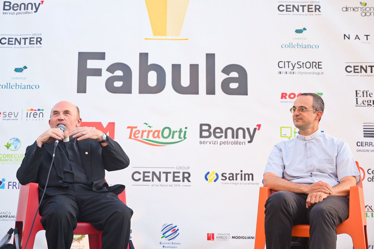 SpecolaVaticana's tweet photo. P. Gabriele Gionti S.J. e Don Matteo Galaverni hanno ricevuto il 2 Settembre scorso il premio #Fabula a #Bellizzi per i loro contributi scientifici pubblicati su #PhysicalReviewD https://t.co/DHCzmezN2d