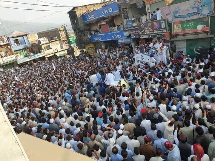 riazamazai's tweet photo. The message from across Pakhtunkhwa is clear: #WeWantPeace!
But what’s the message from the state? Will the state put an end to its projects of private militias? An will the Pakistani media have the courage to broadcast the massive rallies for peace? 

#SwatRejectsMilitancy https://t.co/92ZHQ8YOLE