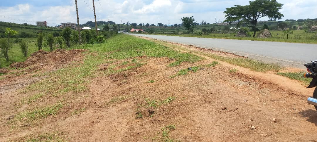CharolParody's tweet photo. Remaining with a few plots on the ISANYU-KAFUNJO Deal, this land is just 500M off Mbarara-Ibanda hight way, at Mile 4 near Isanyu Paradise, suitable for rentals, schools, happening place.., available as a whole if one comes early, also plots available at 20M each

#AmityLandDeals https://t.co/6UfH58Pcho