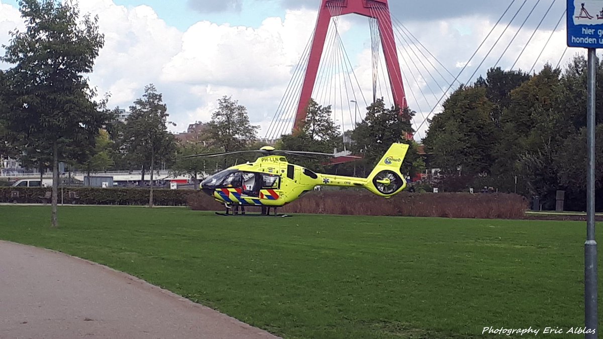 AlblasEric's tweet photo. Rond 13:00 uur vandaag was ik op de #Willemsbrug richting #Noordereiland de #Traumahelikopter was de landing gestart in het park aan de #maaskade. Allen gingen richting #burgemeesterhofmanplein. 2x #ambulances, 2x #politie, 2x #brandweer, 1x #traumahelikopter. Geen foto's/info https://t.co/i0rPbe3z2q