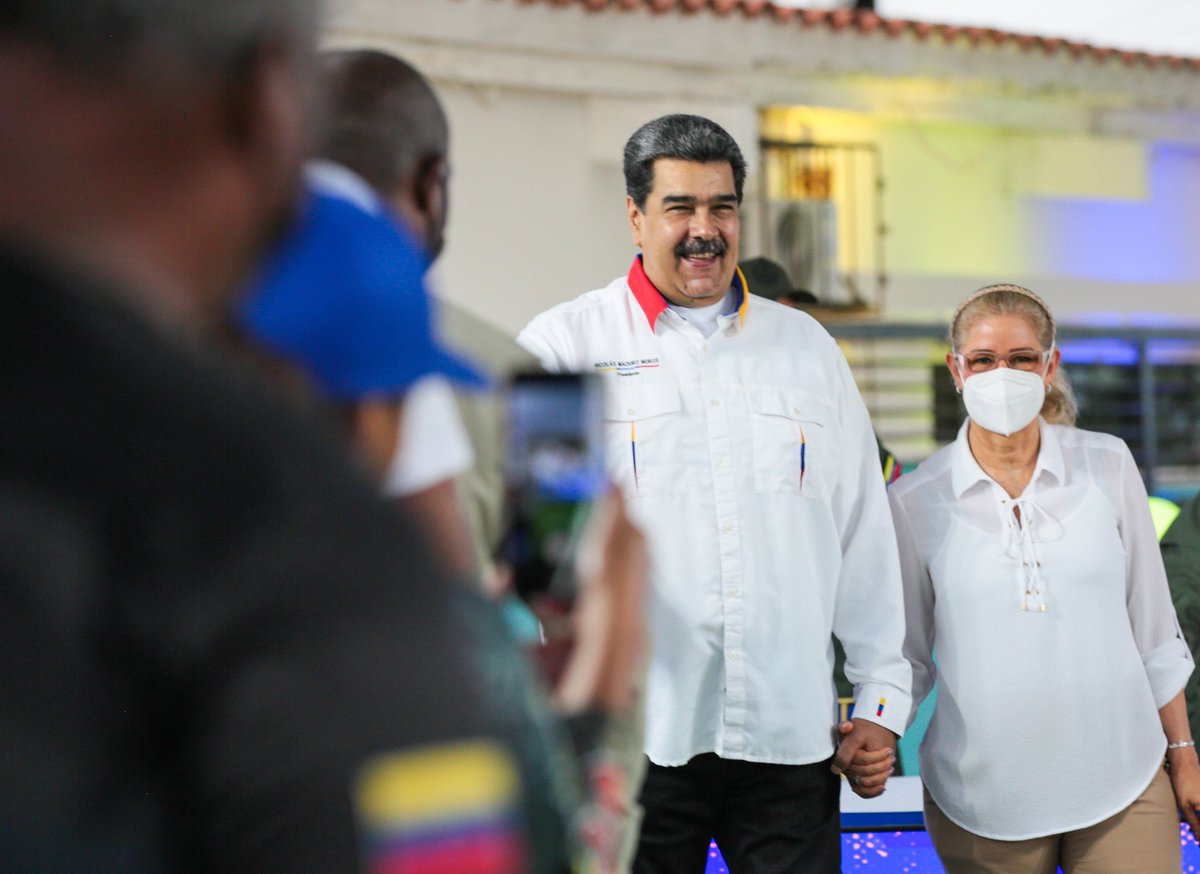 NicolasMaduro's tweet photo. Quien trabaja por el vivir viviendo y por la felicidad verdadera del Pueblo, recibe siempre las bendiciones de Dios. No me cansaré de insistir en la necesidad de renovar los esfuerzos y hacer las cosas siempre con amor para tener grandes resultados. ¡Feliz Viernes! https://t.co/Y5RRh9113P