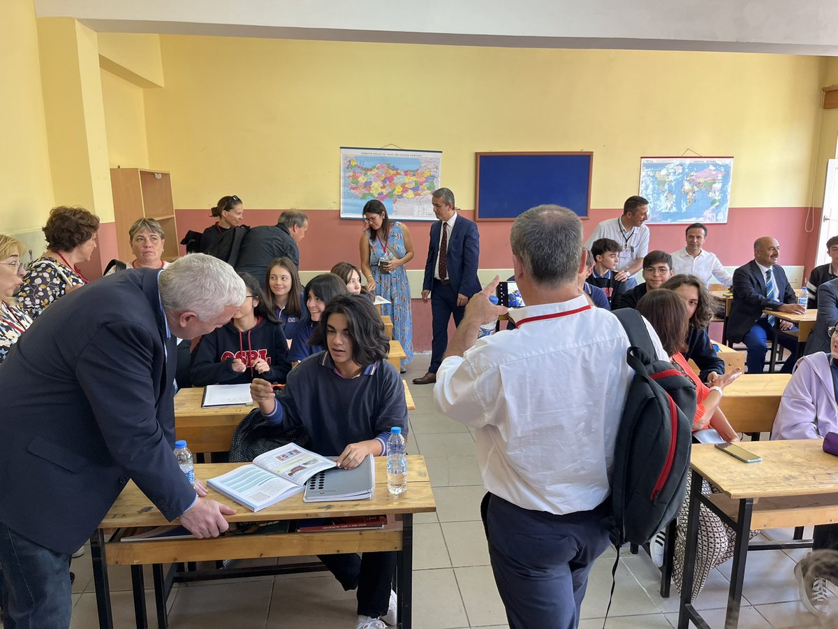 MStynes62's tweet photo. Delighted to visit the amazing OSBL school with @POLYCENTRIC2019 @OrduARGE Marvellous to see the collaboration of ideas with @EQI_DCU and Scoil Fhursa #thehappiestschoolinireland celebrated and on display @celalkilicarge @EUErasmusPlus https://t.co/zorSFvTD9G