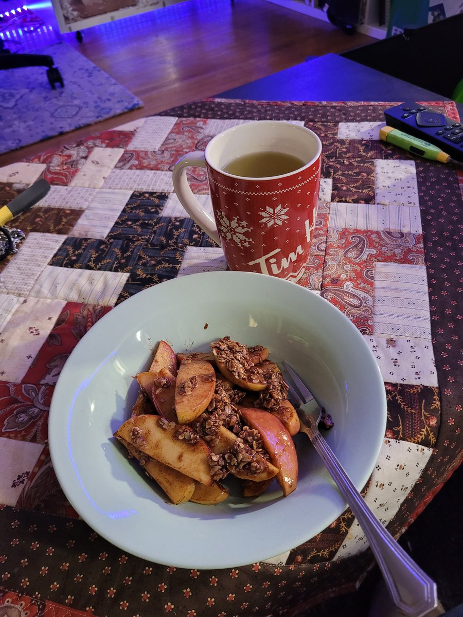court_ftw's tweet photo. Made the switch to green tea and starting my day with healthy apple crisp 💪 #tiuteam https://t.co/6AOG07djMj