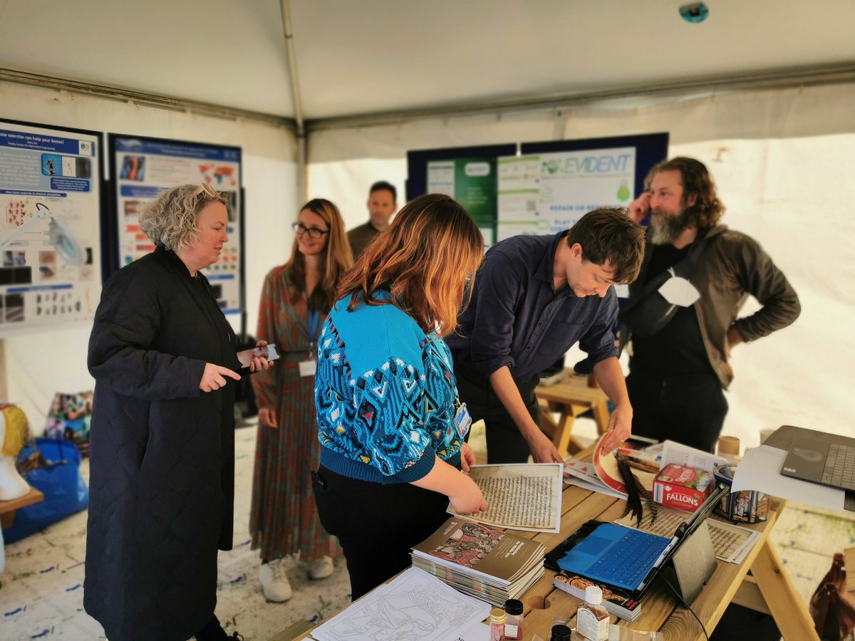 tcdlibrary's tweet image. Great excitement here in Front Square, @tcddublin for @START_ERN #EuropeanResearchersNight. Very cool to see the Bioengineers swotting hard over our Medieval Manuscript challenges. And always a thrill to chat to the Provost @LindaDoyle
We're here till 9pm! #BeatTheComputer 💡🤓📚