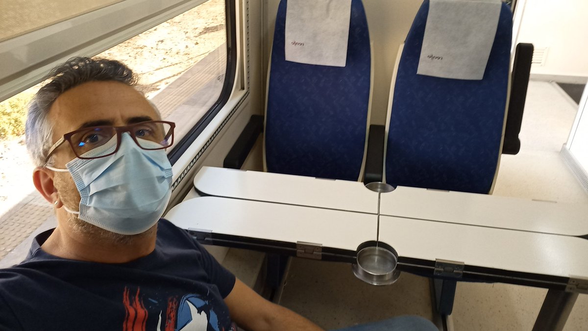 ManuelMaldon's tweet photo. Voy camino de Sevilla en el tren MD que ha salido de Málaga a las 15:58h.
El tren figuraba en la aplicación de RENFE completo y viajo sin billete, pero con el abono recurrente.
Hay entre 5 o 7 sillones libres por vagón.
Como es gratis supongo que hay quien reserva y no viaja. https://t.co/NFj9aIlAPv