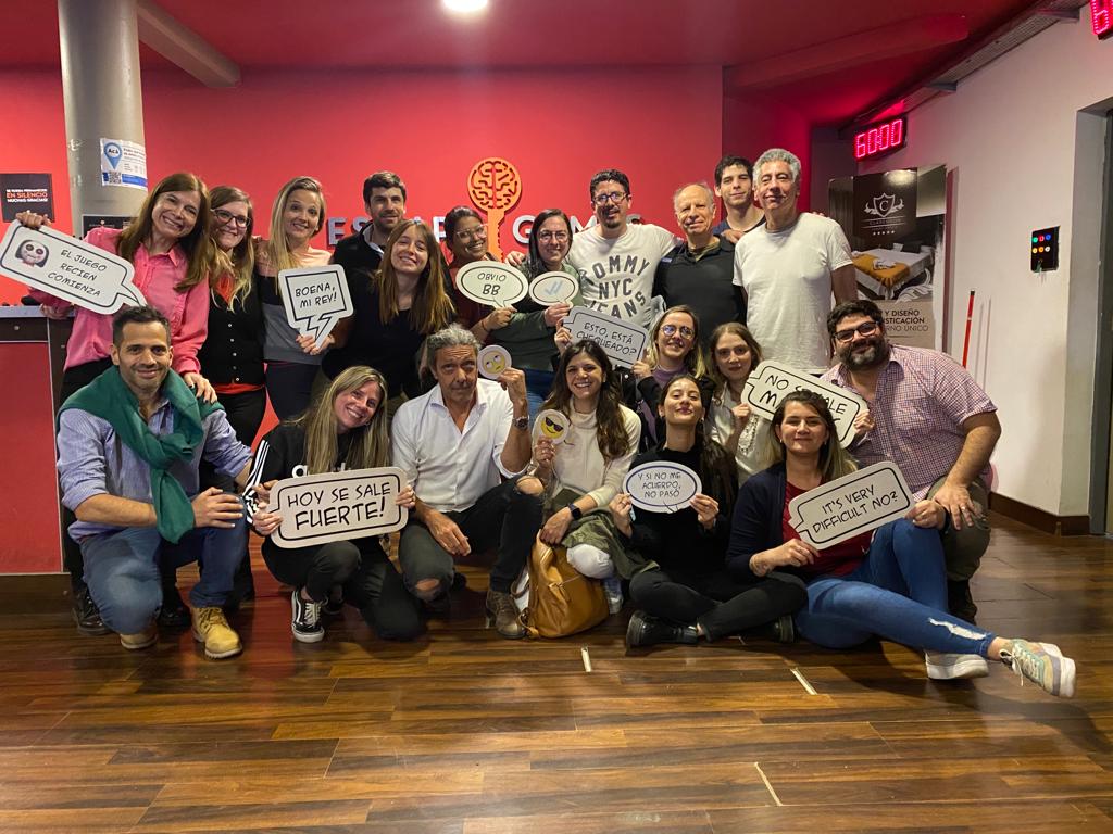 BalmacedaMariaC's tweet photo. Hoy con el grupo de trabajo del @DispoPavlovsky realizamos una actividad tan divertida como desafiante: trabajar en equipo para salir de una sala de escape. 
Un hermoso cierre de semana. ♥️👏 https://t.co/5ZD0a2y30l