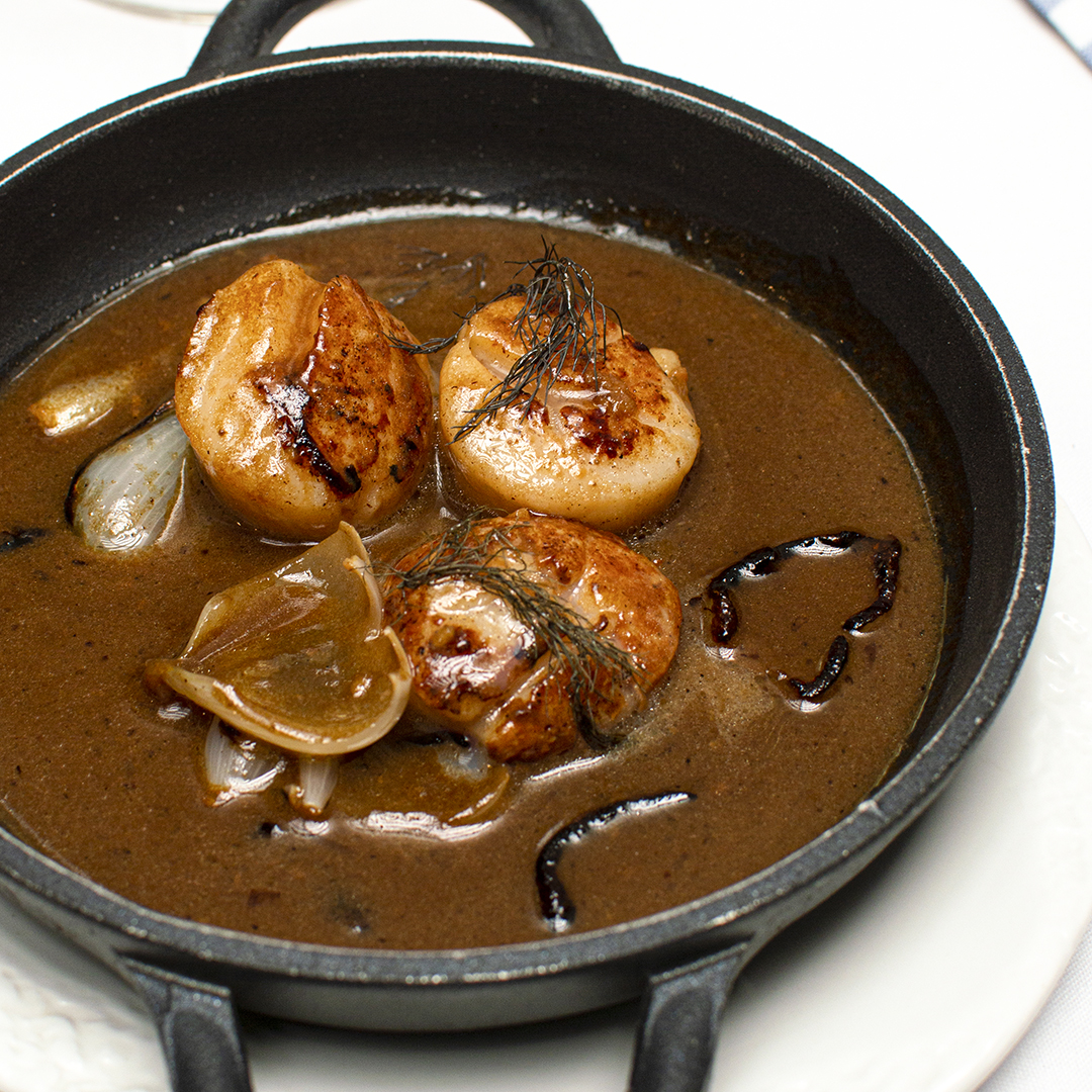 Ya parte de la identidad en entantes, los callos de hacha vienen en mantequilla de yuzu #zeruescasa
-
#restaurantescdmx #cdmxfood #comidaespañola #restaurantesmexico #cocinaespañola #gastromexico #mexicofood #fogon #asadorvasco