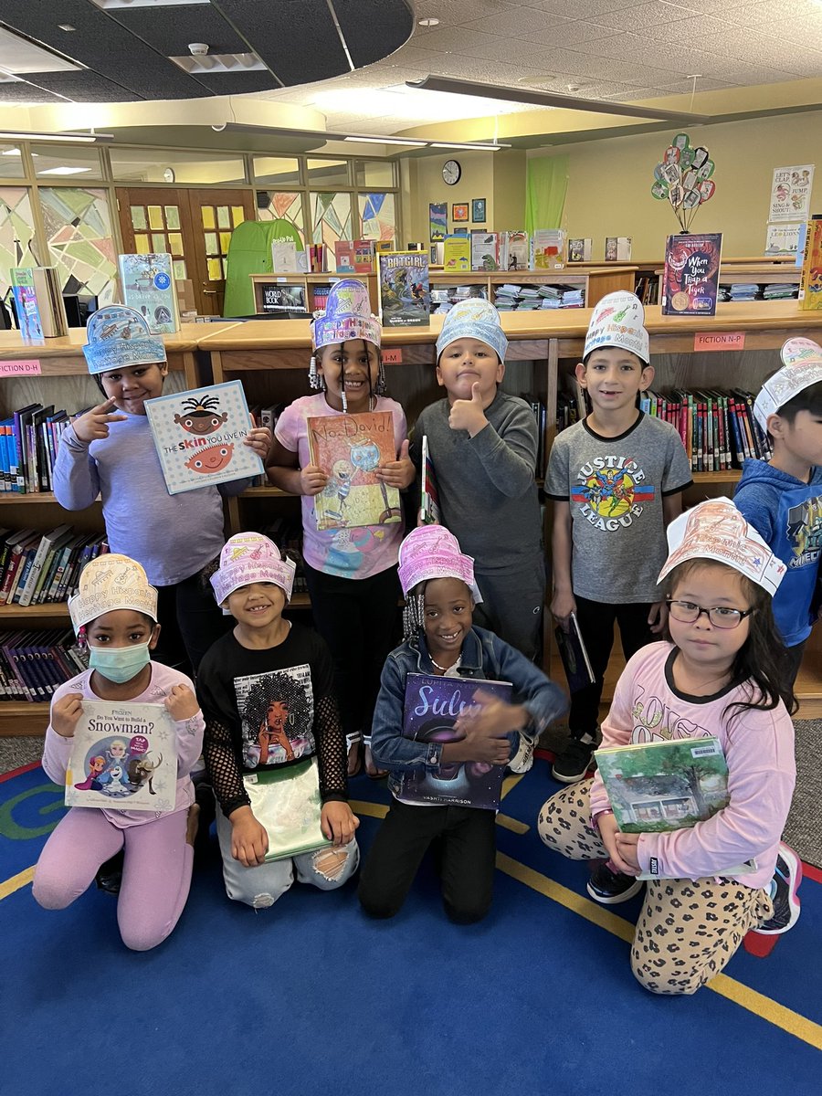 LibEricksen's tweet image. We celebrated Hispanic Heritage Month in the library today! 📚 👑 #librariesrock #HispanicHeritageMonth @HammondTerrilyn @NYBookDr @RCSDsch5 @RCSDLibraries @RCSDNYS