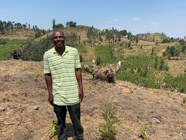 SharedIntFdn's tweet photo. Across Rwanda &amp; Uganda #coffee provides a source of livelihood to over 2m. Choose a #Fairtrade cup this #InternationalCoffeeDay &amp; support young farmers like Erias "Coffee does not just generate income for one person, it's a value chain &amp; can help many people"☕️ https://t.co/CPWgxXFHrp