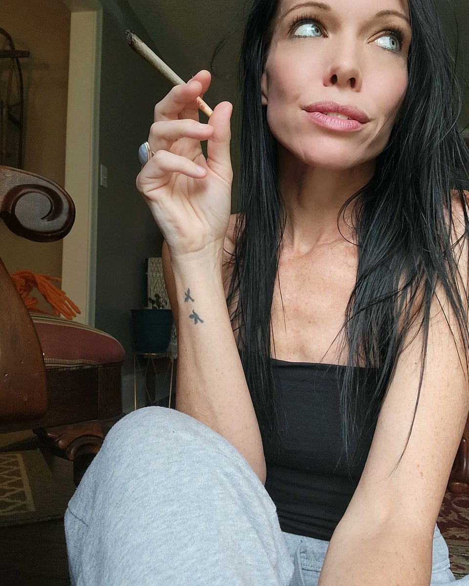 BabieGetsBaked's tweet photo. I only accept apologies in weed. 

And some of the best "apologies" come in the form of "pre-rolls" from @GoldSilverCann1 

Trust me. 😏😘😍💚 https://t.co/SqrwgOHBPG