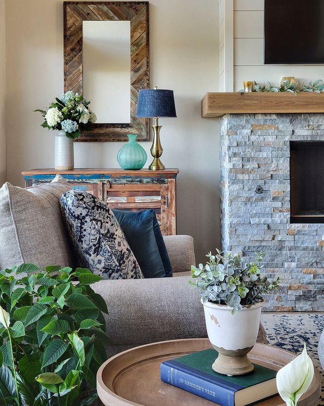 msisurfaces's tweet photo. The cozy feeling of fall is almost here! We love this texture-filled living room by Tango Homes in Kerrville, Texas, featuring a Sunset Silver fireplace. 
https://t.co/ll8q2zBvyT https://t.co/YzE0dzXtCv