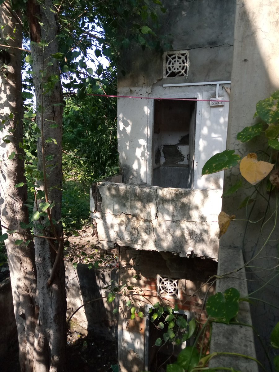 KishorKumarChu1's tweet photo. @RajSampark PLz आप एक्शन जरूर लेवे 
उदयपुर के पुलिस लाइन के आवास की हालत बहोत भंगार हैओर वहाँ कई फैमिली भी रह रही है जहाँ कभी भी बड़ी घटना घट सकती है और फिर अफसोस के अलावा और कुछ नी कर पाएंगे आप plz संज्ञान लेवे https://t.co/55OLWUpH7c