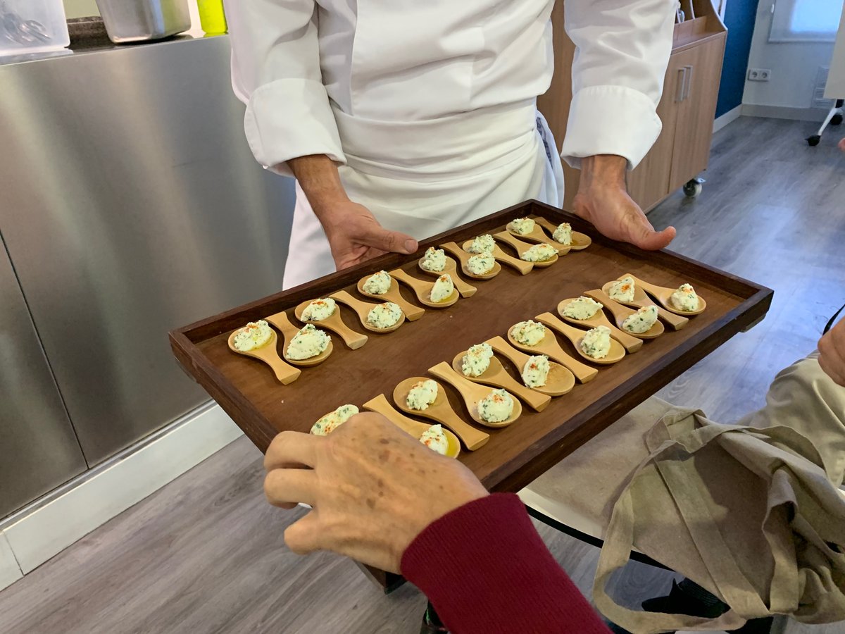 #NocheEuropeadelosInvestigadores, nunca deja de sorprender. ¿Quién diría que este “queso” es de Clara de huevo. ¡Sois increíblemente innovadores <a href="/MGarces_Rimon/">Marta_GR</a> y @Chef_Carde, Universidad Francisco de Vitoria. 😋👏👏👏