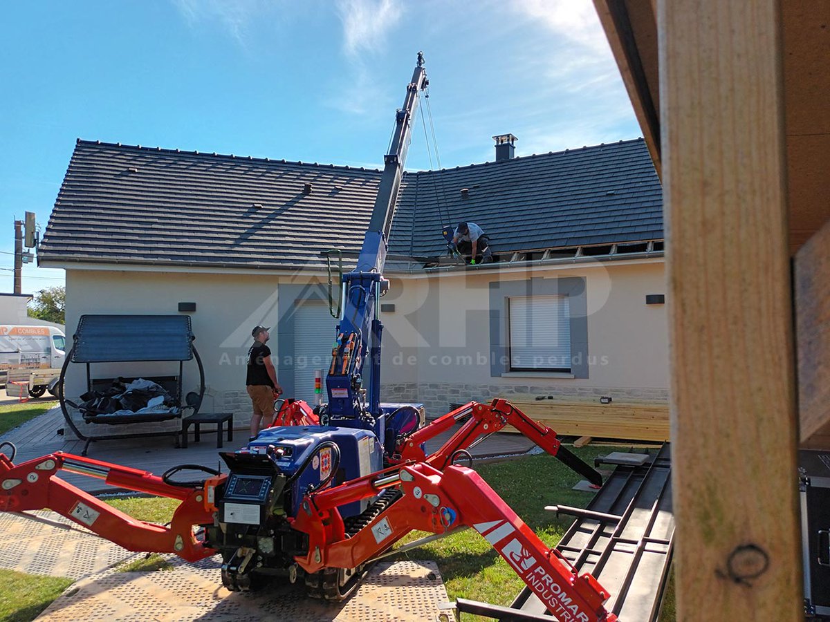 RhpCombles's tweet photo. Une rentrée sur les chapeaux de roues pour les équipes RHP Combles ! Ou plutôt sur les chapeaux de "chenilles". Cette mini-grue vient renforcer la force d'intervention RHP. Demandez votre devis gratuit sur :  https://t.co/iDa0t7Waep

#AmenagementCombles #Combles #ComblesAmenages https://t.co/KFeRa2t2r9