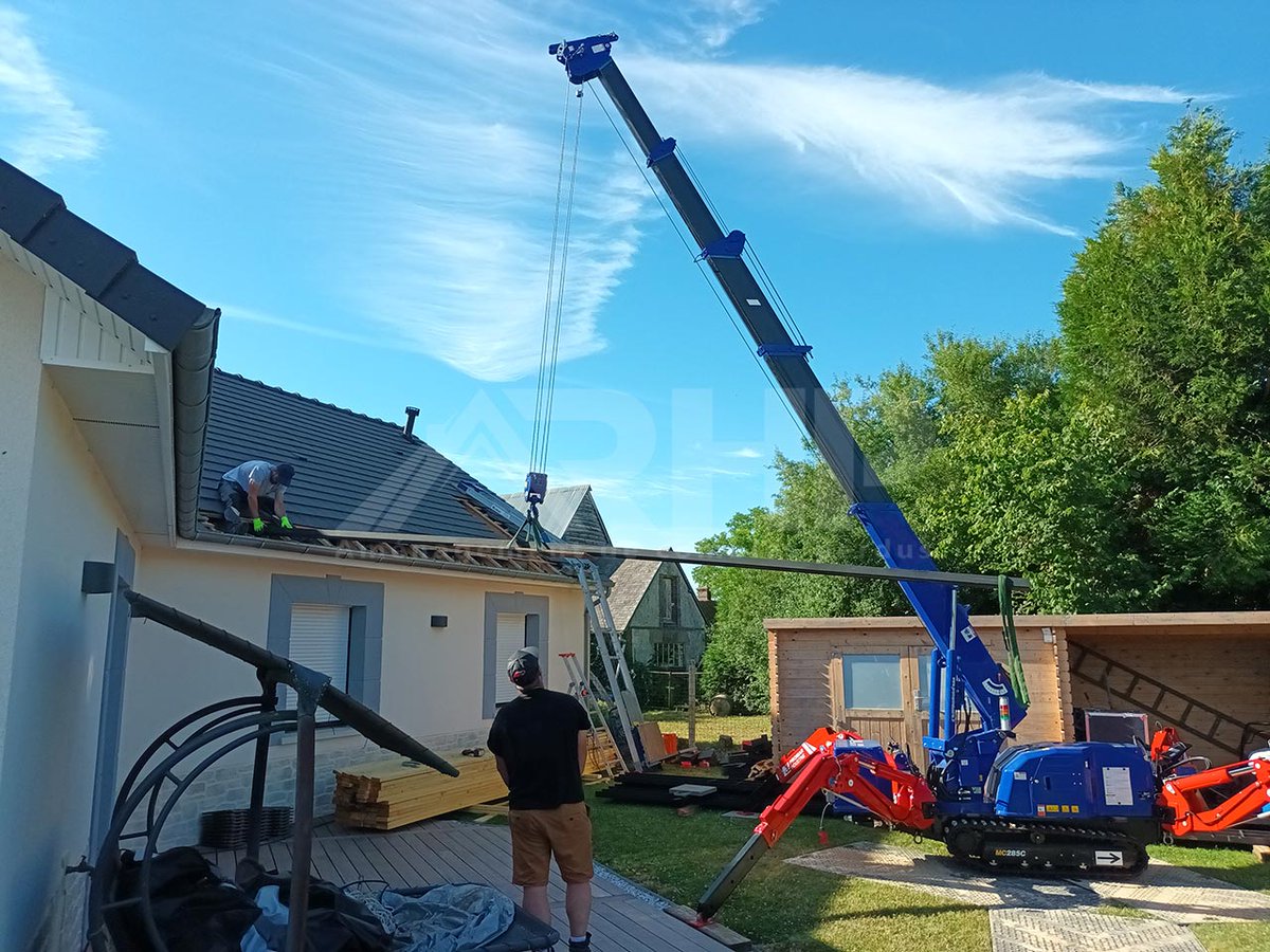 RhpCombles's tweet photo. Une rentrée sur les chapeaux de roues pour les équipes RHP Combles ! Ou plutôt sur les chapeaux de "chenilles". Cette mini-grue vient renforcer la force d'intervention RHP. Demandez votre devis gratuit sur :  https://t.co/iDa0t7Waep

#AmenagementCombles #Combles #ComblesAmenages https://t.co/KFeRa2t2r9