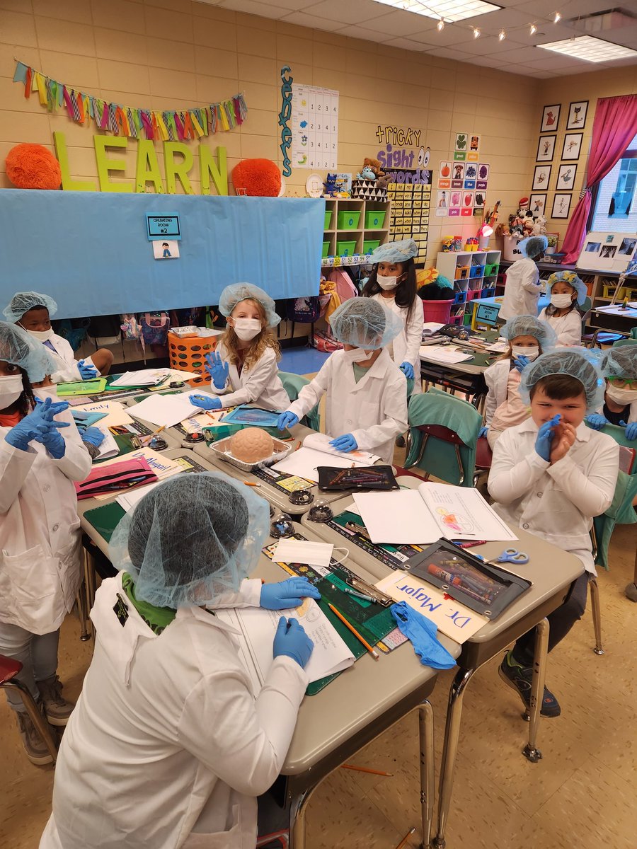 FelishaJReid's tweet photo. First grade is wrapping up their human body unit, and these kiddos are pumped up! What a great group of surgeons. These kiddos are lucky to have such awesome teachers. #imagine @FultondaleElem @JEFCOED https://t.co/5CrGCEWbn3