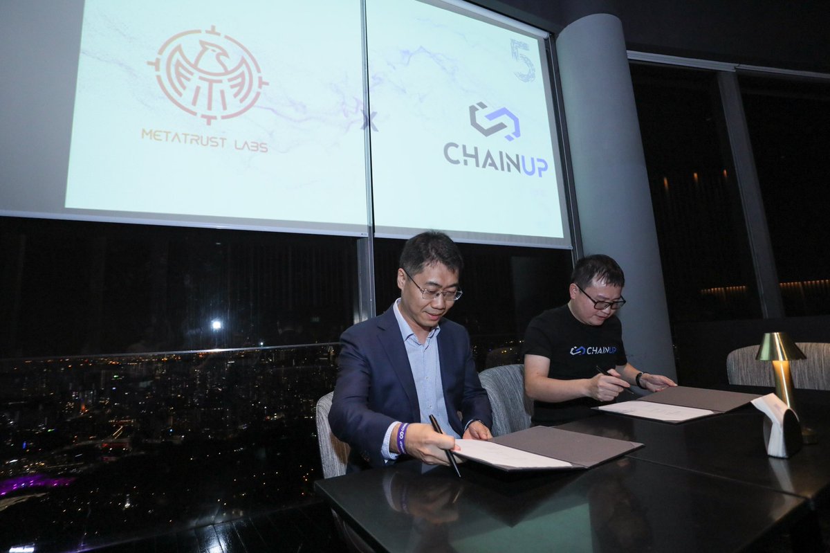 ChainUpOfficial's tweet photo. Pleased to officially join forces with Singapore Web3 security company @MetatrustL , and South Korean partners @kt_corp &amp; @HS88_Official to promote #blockchain ecosystem development! Watch out for more exciting projects coming your way! 😉

#ChainUp #blockchaintechnology https://t.co/NUIjluezNr