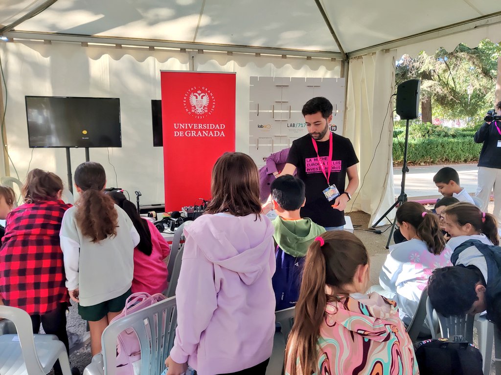 MedialabUGR's tweet image. Nos lo pasamos pipa en la #NightSpain. 

Hoy sacamos la ciencia a la calle con el convencimiento de que debemos democratizarla, hacerla accesible y resolver los retos sociales a partir de ella. 👩‍🔬🌙