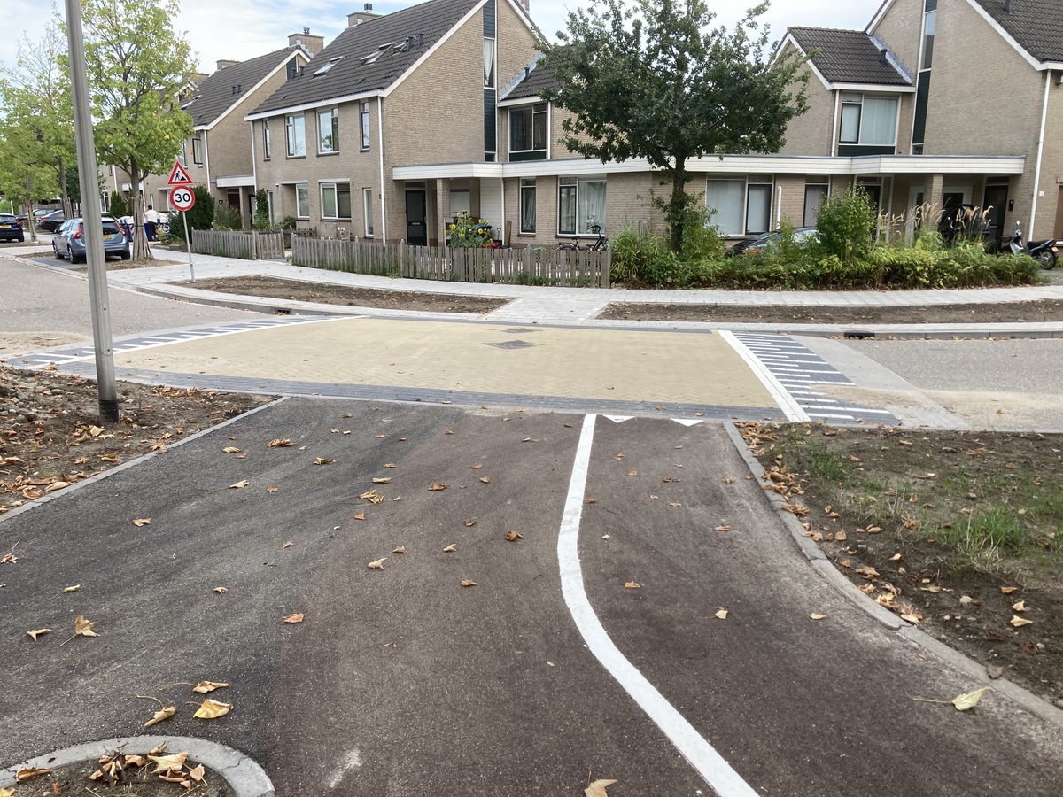 Verkeersles 1: steek nooit over in een bocht. ⁦<a href="/BARENDRECHTzh/">gemeente Barendrecht</a>⁩ doet het wel. Boerhavelaan Fietspad en wandelpad 150 m verder ook over te steken. Nut en noodzaak ontbreekt totaal.