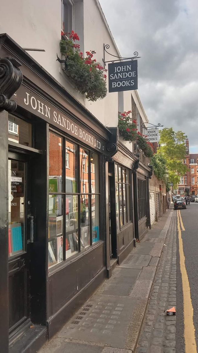 brownreview's tweet photo. Introducing my favourite book store in London!

#johnsandoebooks #londonbooks #bookstore #books #bookshop #bookstagram #bookstoreinlondon #thebrownreview https://t.co/zutj42kVZs