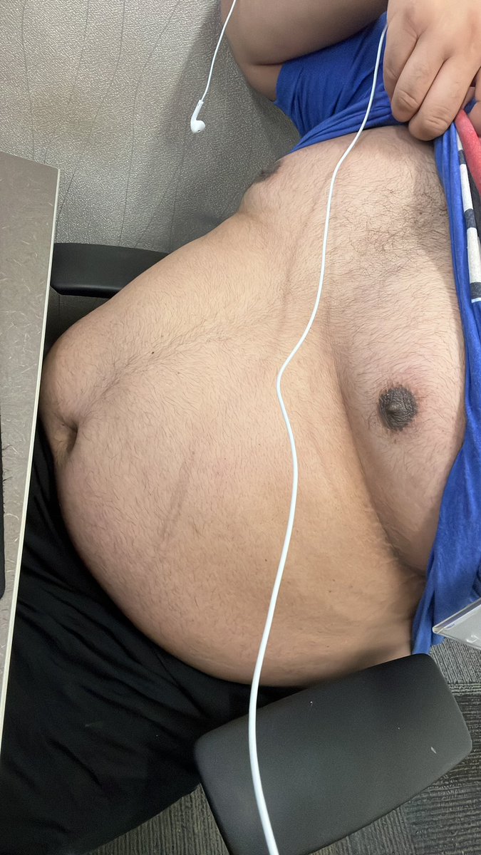317chubbyvers's tweet photo. Wish I had someone rubbing my belly while at work ๐คค #gay #gayverse #gaychub #chubby4chaser #chasers #bellyplay #bellyfat #chubboy #chubbylove #chubbygaybear #gaymer #chubbynerd https://t.co/dX50XM4pE3