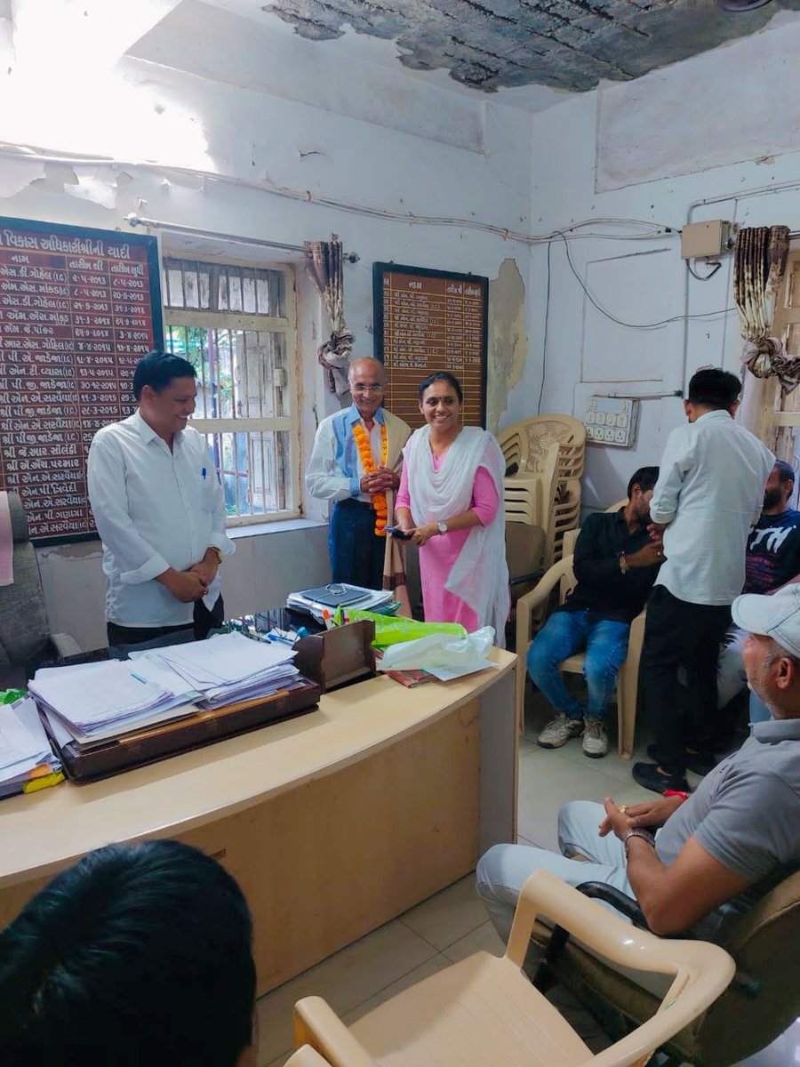 HansaRamani1's tweet image. &quot;નિષ્કલંક નિવૃત્તિ&quot; એ સૌભાગ્ય ની વાત છે આજ અમારા શ્રી વિસ્તરણ અધિકારી પંચાયત(પંકજભાઈ મહેતા) એ વયનિવૃતી લેતા એમને વિદાય આપવામાં આવી આવા કાયદા અને વહીવટ ની સુજ ધરાવનાર વ્યક્તિ ની તંત્ર ને કાયમ ખોટ રહેશે @DDORAJKOT1 @vmittra @pkumarias @brijeshmeja1 @mopr_goi @CollectorRjt