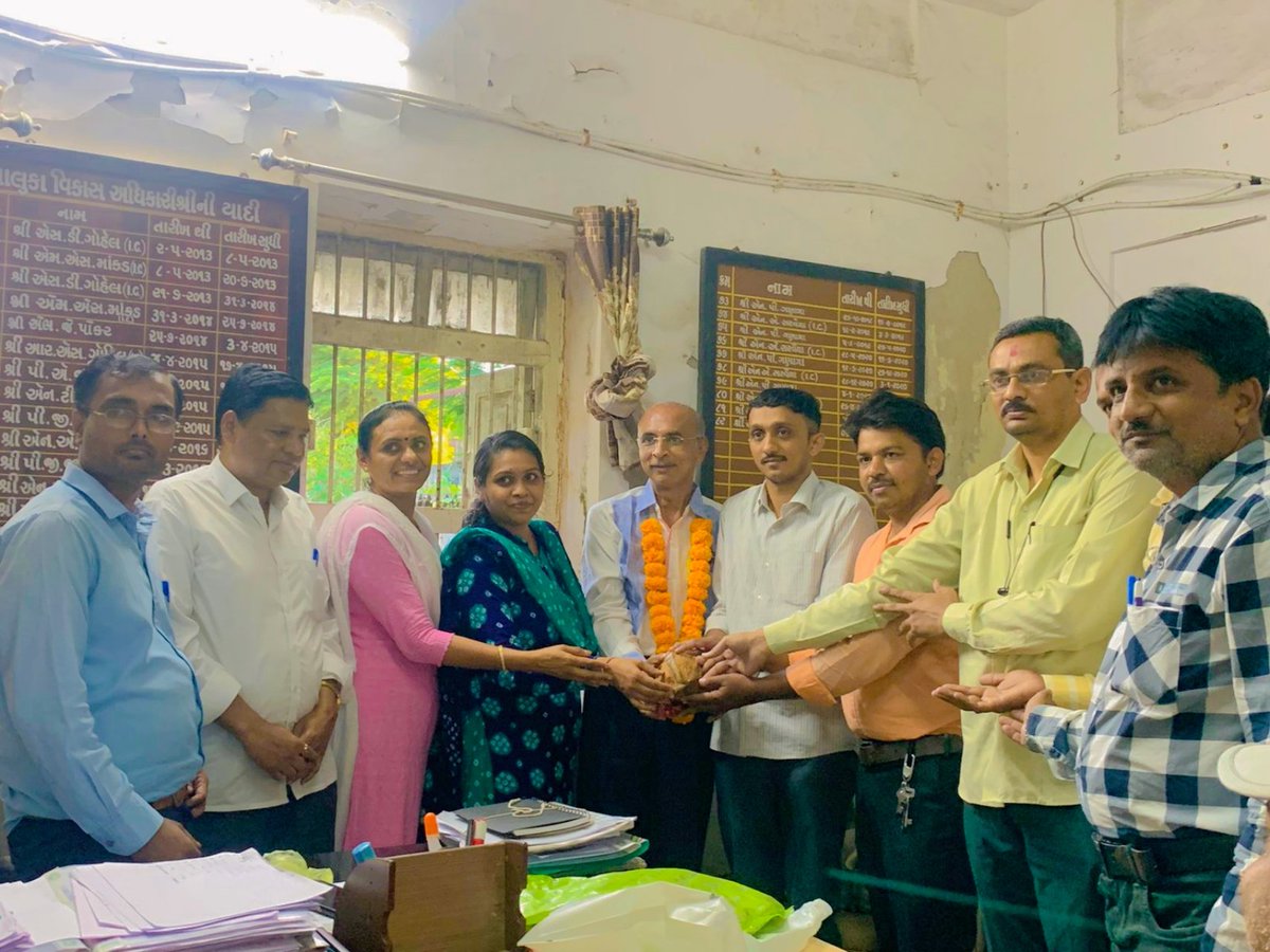 HansaRamani1's tweet image. &quot;નિષ્કલંક નિવૃત્તિ&quot; એ સૌભાગ્ય ની વાત છે આજ અમારા શ્રી વિસ્તરણ અધિકારી પંચાયત(પંકજભાઈ મહેતા) એ વયનિવૃતી લેતા એમને વિદાય આપવામાં આવી આવા કાયદા અને વહીવટ ની સુજ ધરાવનાર વ્યક્તિ ની તંત્ર ને કાયમ ખોટ રહેશે @DDORAJKOT1 @vmittra @pkumarias @brijeshmeja1 @mopr_goi @CollectorRjt