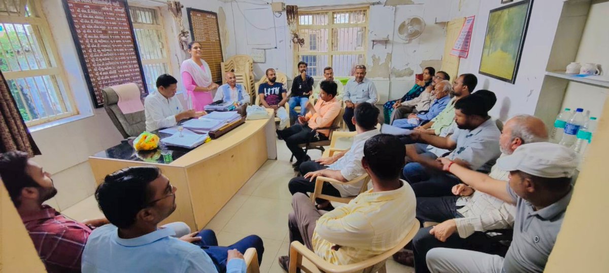 HansaRamani1's tweet image. &quot;નિષ્કલંક નિવૃત્તિ&quot; એ સૌભાગ્ય ની વાત છે આજ અમારા શ્રી વિસ્તરણ અધિકારી પંચાયત(પંકજભાઈ મહેતા) એ વયનિવૃતી લેતા એમને વિદાય આપવામાં આવી આવા કાયદા અને વહીવટ ની સુજ ધરાવનાર વ્યક્તિ ની તંત્ર ને કાયમ ખોટ રહેશે @DDORAJKOT1 @vmittra @pkumarias @brijeshmeja1 @mopr_goi @CollectorRjt