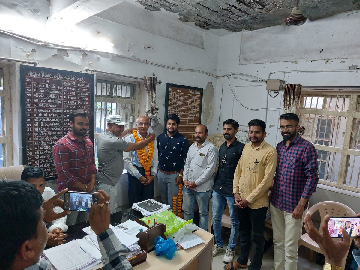HansaRamani1's tweet image. &quot;નિષ્કલંક નિવૃત્તિ&quot; એ સૌભાગ્ય ની વાત છે આજ અમારા શ્રી વિસ્તરણ અધિકારી પંચાયત(પંકજભાઈ મહેતા) એ વયનિવૃતી લેતા એમને વિદાય આપવામાં આવી આવા કાયદા અને વહીવટ ની સુજ ધરાવનાર વ્યક્તિ ની તંત્ર ને કાયમ ખોટ રહેશે @DDORAJKOT1 @vmittra @pkumarias @brijeshmeja1 @mopr_goi @CollectorRjt