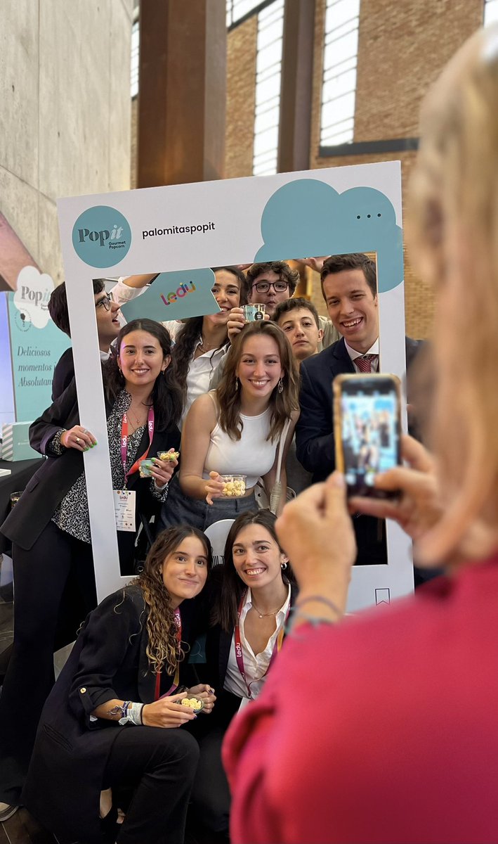 Continúan los debates de la #leduzaragoza2022, pero nuestros chicos siempre tienen tiempo para disfrutar un poquito <a href="/PalomitasPopIt/">Palomitas Pop It</a>