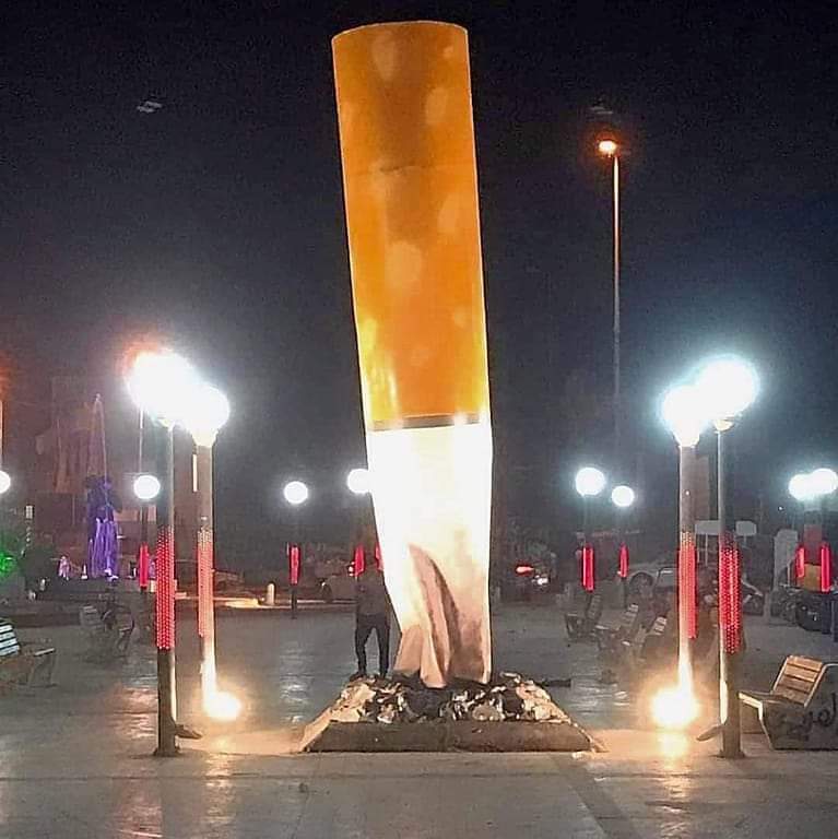 المصمم الشاب منتظر الشباني من الديوانية ، تطوع لنصب عقب السكائر للتوعية على خطورة التدخين 

للأسف هناك من إنتقده كالعادة ! نفسهم لو ذهبوا لدولة أخرى وشاهدوا نفس النصب لقالوا واو جميل ويتلقطون صورة معه ، لكن في العراق كل شي ننتقده !

صور للنصب وأخرى لنفس الفكرة من دول أخرى
