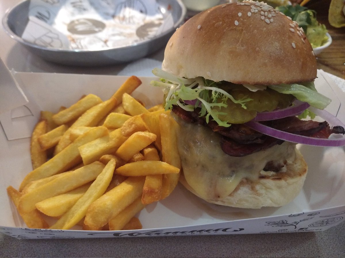 mxrybratz's tweet photo. @esneisser Wamma Sabores en Bellas Artes. Tienen variedad de hamburguesas, vienen de una vez con sus papas fritas, son grandes y aparte tienen buen precio (están entre 7,50/8,50).

Tienen una parriburger que trae chistorra 🥹. https://t.co/ioKbVrGdkc