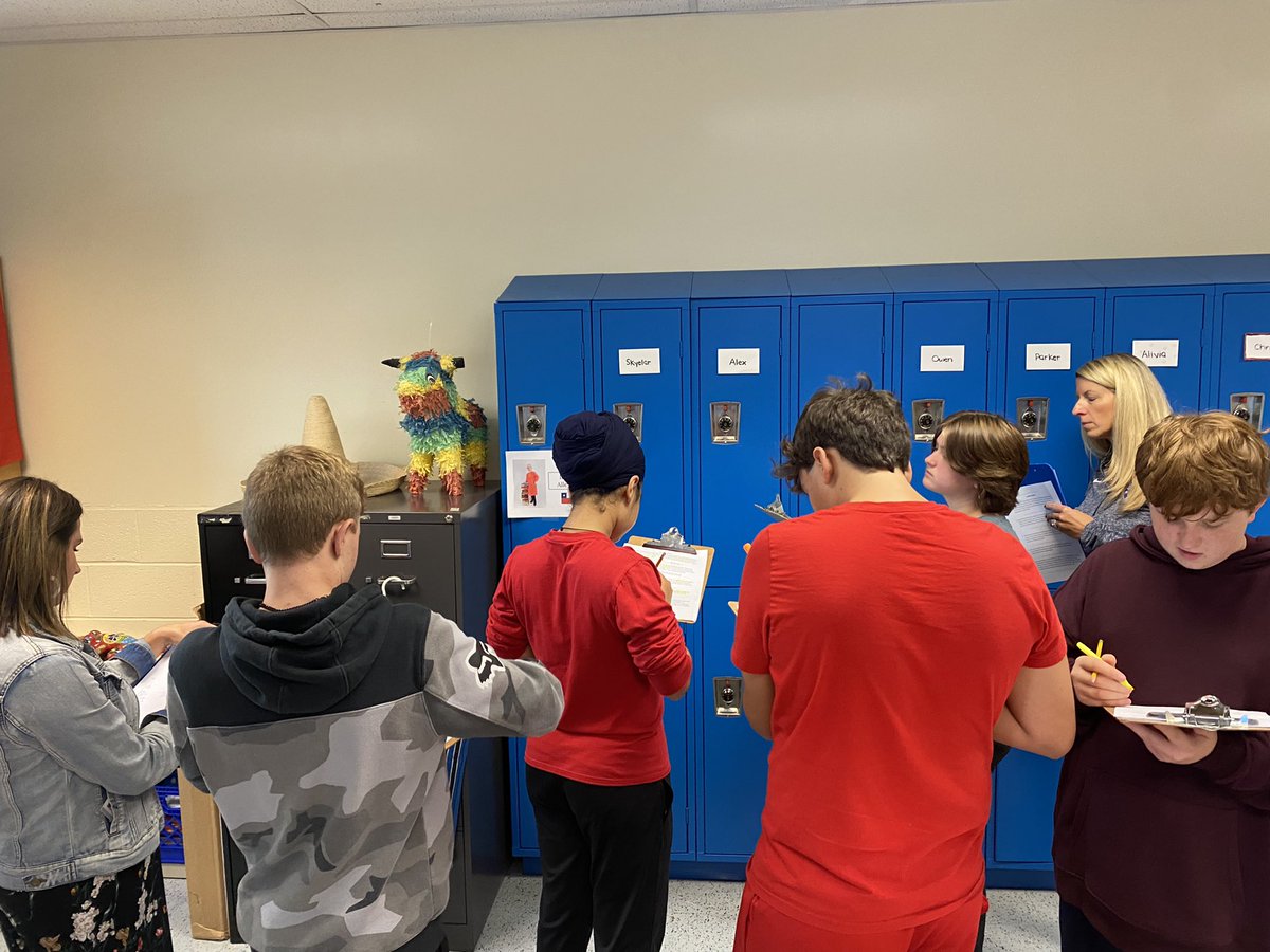 MrsEtense's tweet photo. Los estudiantes trabajan en groupos. (Friendly debate and collaboration at work!) ESMS Lab Site: happening now! #ESMS2022 #esmslabsite @MrsCEastShore @MrGenovaESMS @srtahacheesms https://t.co/Rtd3yQhUct