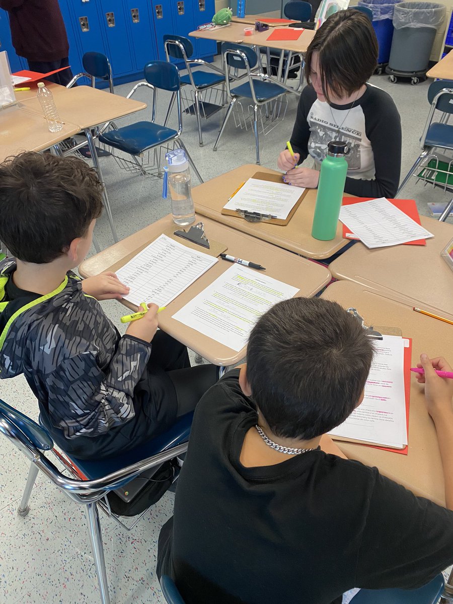 MrsEtense's tweet photo. Los estudiantes trabajan en groupos. (Friendly debate and collaboration at work!) ESMS Lab Site: happening now! #ESMS2022 #esmslabsite @MrsCEastShore @MrGenovaESMS @srtahacheesms https://t.co/Rtd3yQhUct