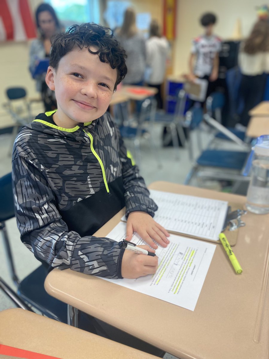 MrsEtense's tweet photo. Los estudiantes trabajan en groupos. (Friendly debate and collaboration at work!) ESMS Lab Site: happening now! #ESMS2022 #esmslabsite @MrsCEastShore @MrGenovaESMS @srtahacheesms https://t.co/Rtd3yQhUct