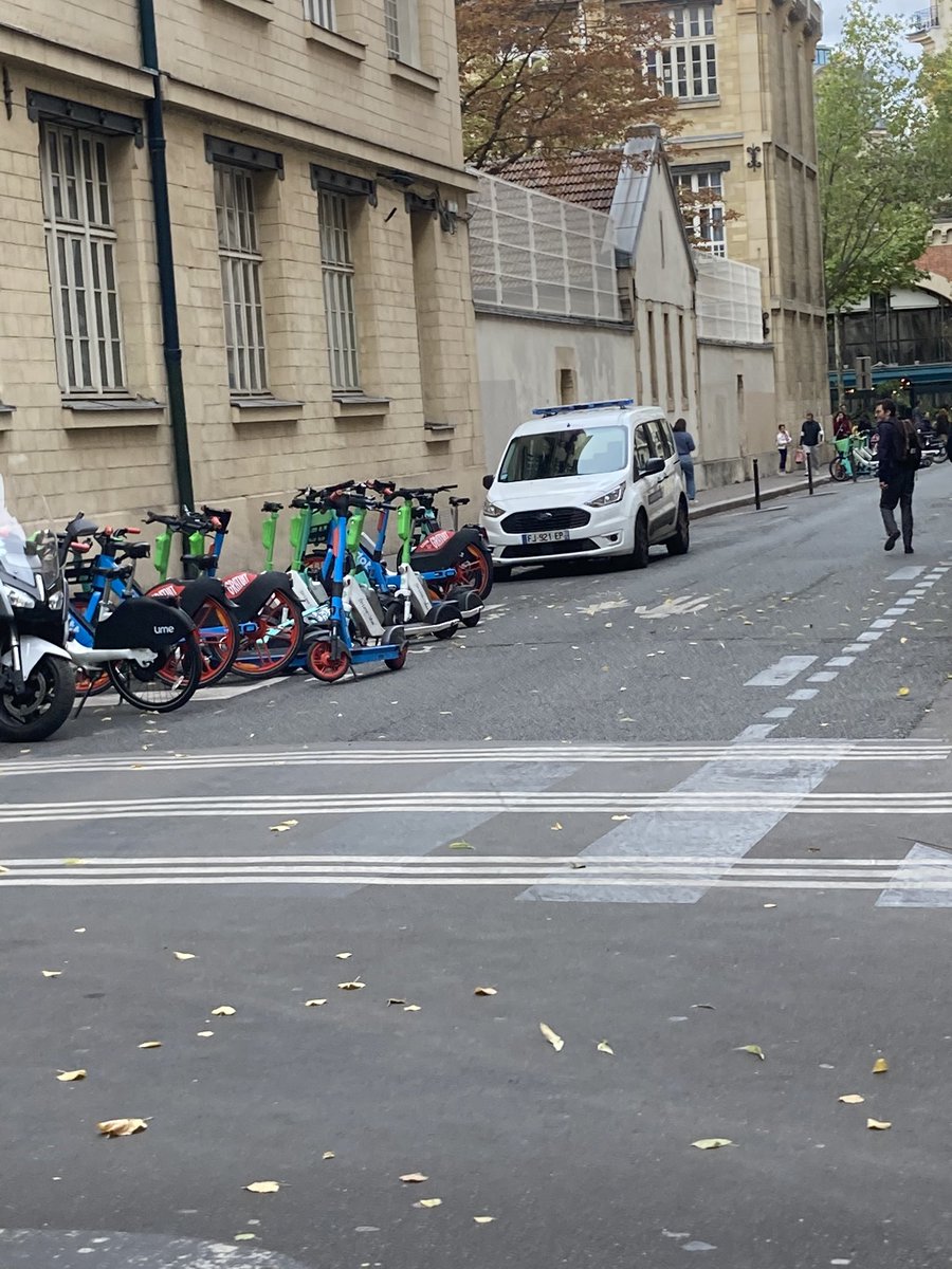 FrenayH's tweet photo. Qu’il est beau de voir le véhicule des policiers municipaux garé dans la rue aux écoles du quartier ! @EPierreMarie pourriez vous nous éclairer sur le concept de la rue aux écoles ?? Et c’est bien vous qui prônez l’exemplarité ?? https://t.co/wqvfY5utvW