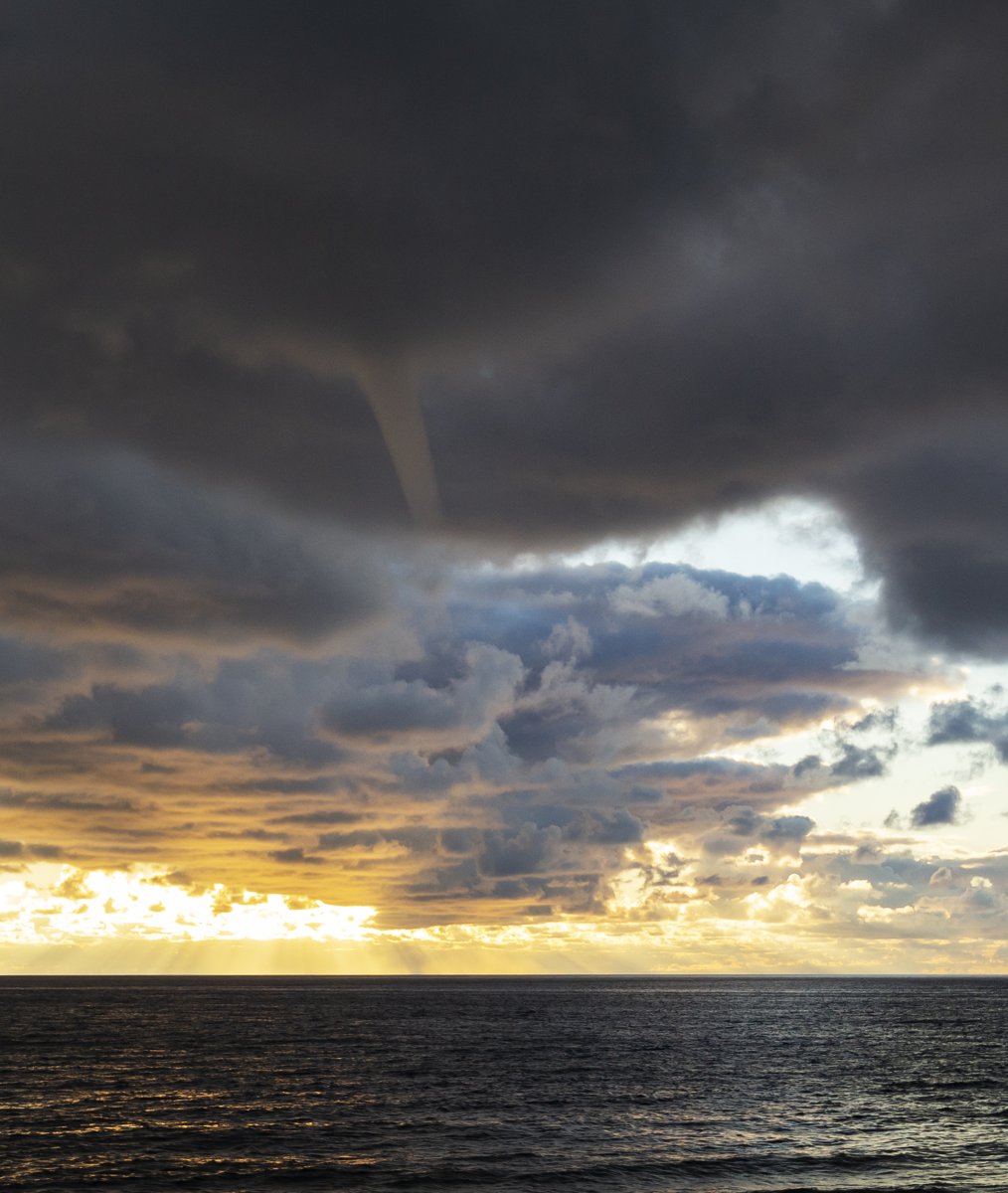 Ūdensstaba aizmetnis šovakar Papes piekrastē.