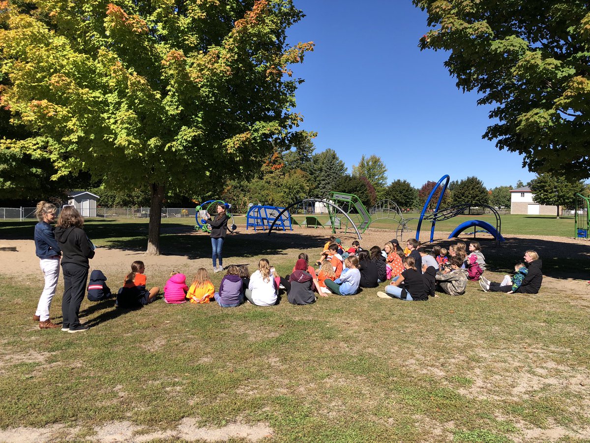 Mme Melvin’s 7s reading “The lost language” to further our learning today.