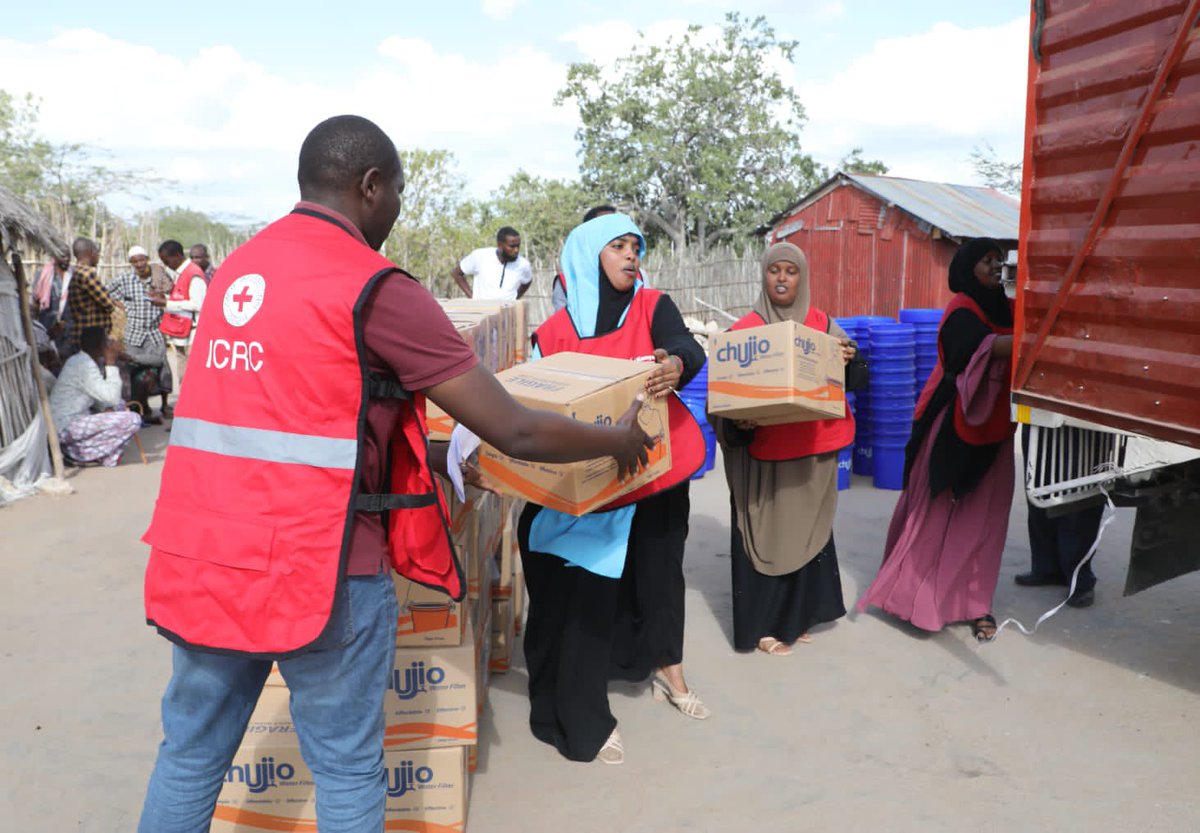 KenyaRedCross's tweet photo. .@KenyaRedCross in partnership with @ICRC_Nairobi, under the #EcoSec project, has distributed ceramic filters to 2000 targeted community members with 500 in Ijara, Garissa County, 600 in Mandera, 600 in Wajir and 300 in Lamu. https://t.co/nPvBaUJg6x