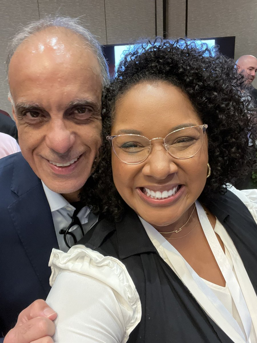 🧬💛🤳🏾| Whelp, it’s finally happened. After 2+ years of being @Twitter friends, I got to meet and hug <a href="/MichaelGallad/">Michael Gallad</a> at @Illumina #IGF. It was worth the wait. 

I’m a big fan of this one. 

#IlluminaCanada #AMRUnited #RepresentationMatters
