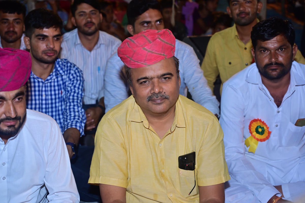 daukiya_dr's tweet photo. नवरात्रि के पावन अवसर पर आज जोधपुर में विशाल भजन संध्या व महाप्रसादी कार्यक्रम में सम्मिलित हुआ।

भजन संध्या को गायक कलाकार छोटूसिंह रावणा जी एण्ड पार्टी ने भक्ति में मगन कर दिया! 

जय माता दी!

#Navratri https://t.co/HgUQW8oW5Y