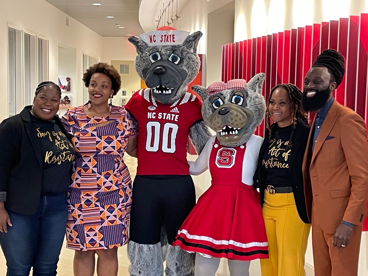 ACPA's tweet photo. The 2022 ACPA/ASHE Presidential Symposium panelists are gearing up to begin today's session! Who's tuning in on campus?! Use #PrezSymposium to engage with in-person and virtual attendees! @ASHEoffice @acpaprez @AshePresident @wilson_okello @JoanCollierPhD https://t.co/hWVl7yNzfw
