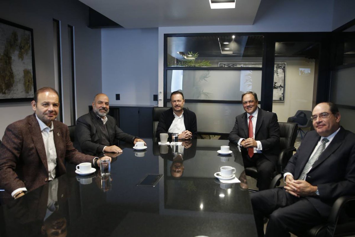 makugo's tweet photo. Un gusto compartir puntos de vista con mi estimado @RLoyolaVera, el bienestar de Querétaro siempre se pone por delante. https://t.co/AZerRfhVwh