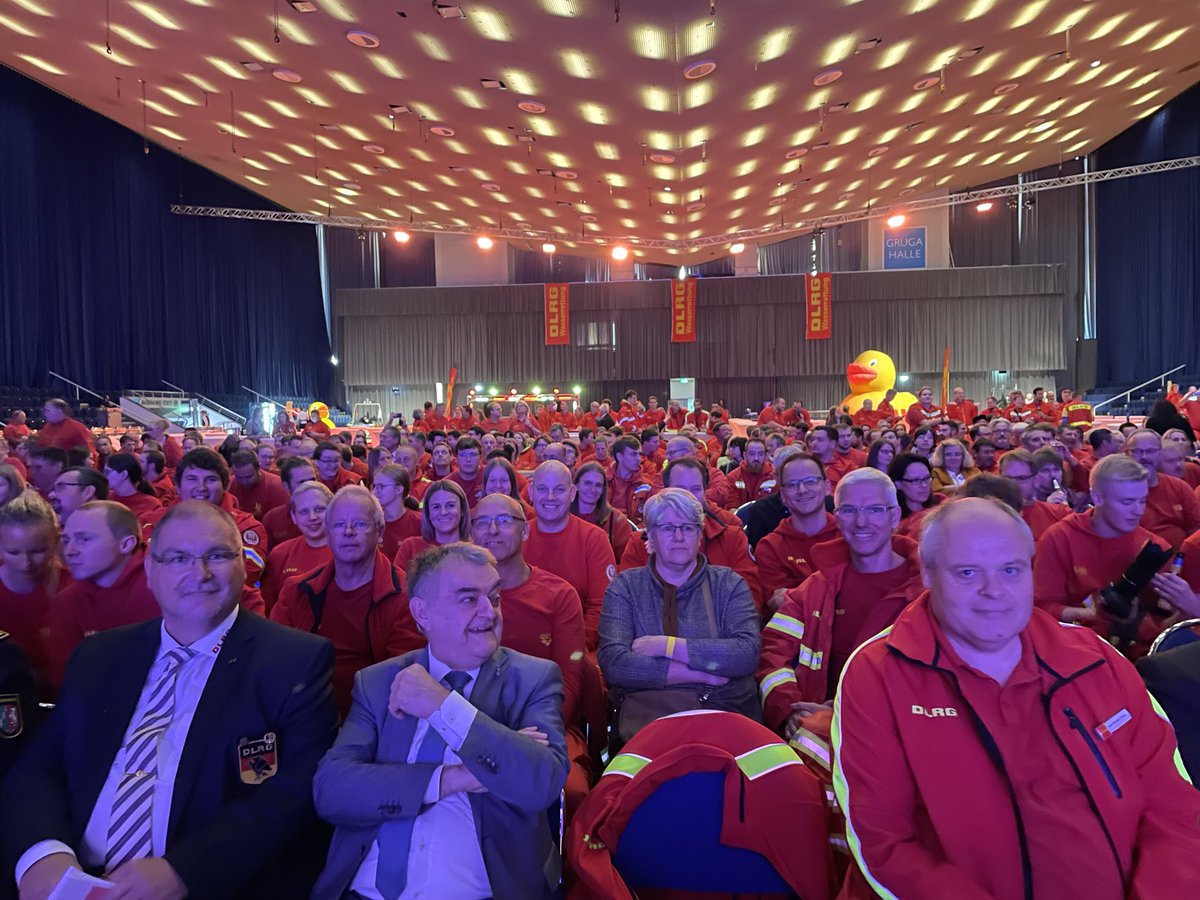 Eindrucksvoll -gleich ehren wir die Fluthelferinnen &amp; -helfer aus Nordrhein. Respekt vor eurer Leistung #Ehrenamt ⁦<a href="/DLRG/">DLRG e.V.</a>⁩