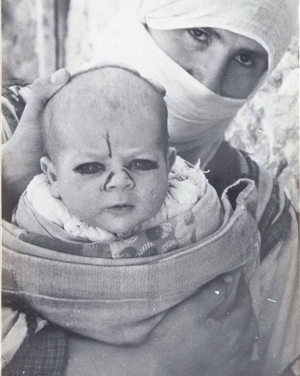 Anadolu’da Şamanizm izleri… 1937, Niğde. Nazar değmemesi için gözlerine ve burnuna is ile sürme çekilen bir bebek.