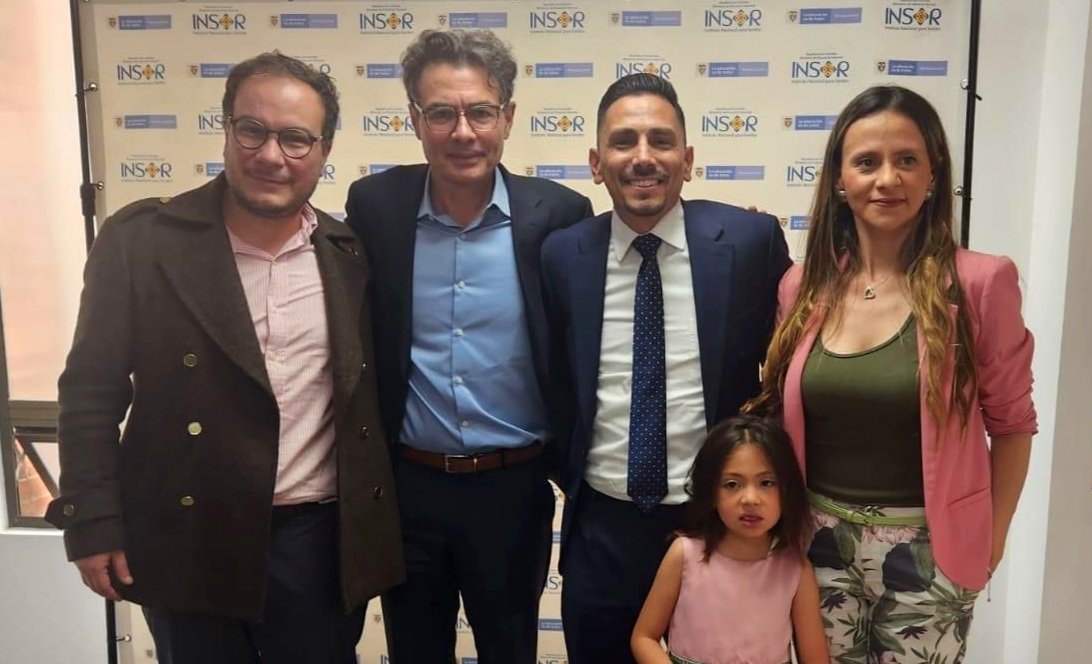 CesarLeonardoA1's tweet photo. Giovanni Melendres, (tercero de izquierda a derecha) es la primera persona sorda en el rol de director del Insor #INSOR un avance significativo en la lucha por los derechos de la población sorda. https://t.co/3u0x8ZppYm