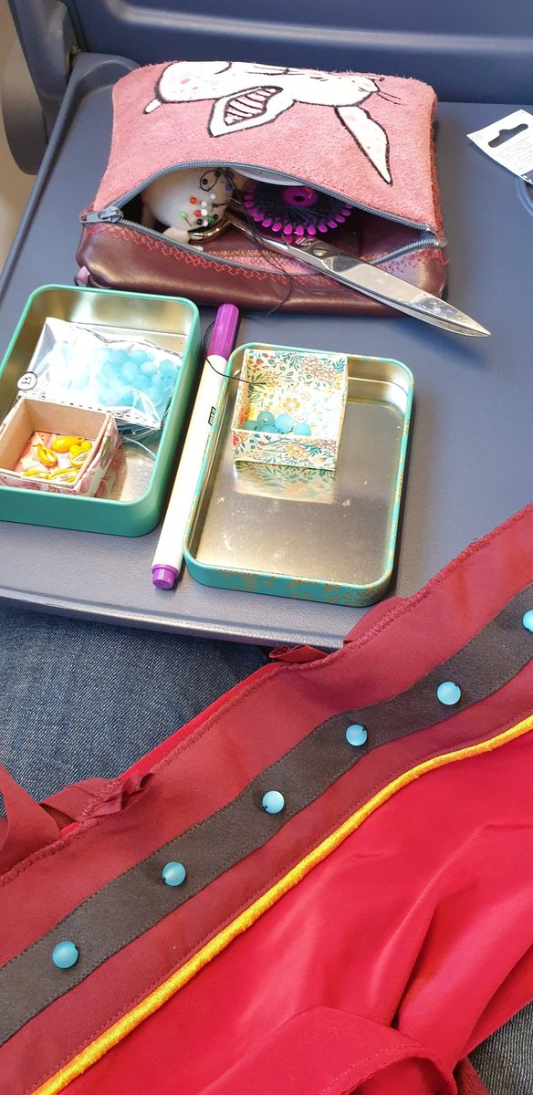 Daiyame's tweet photo. Habe es echt nicht vermisst im Zug noch zu nähen. 😩
Aber geht hier immerhin besser als aufm Fußboden. 🙃
#CosplayStuff https://t.co/bj1MECunmB