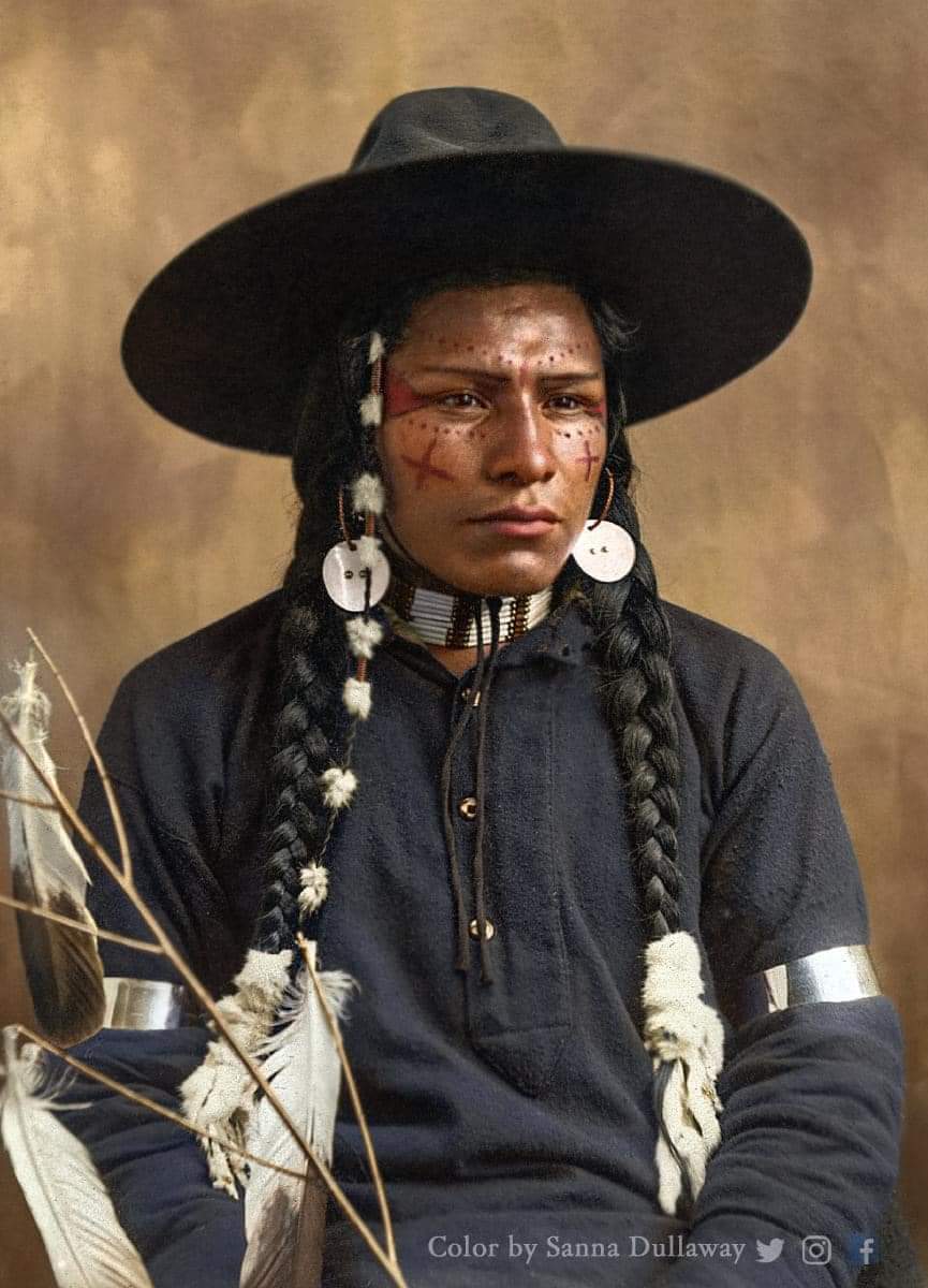 ChitkwesuManetu's tweet photo. Portrait of a Wasco youth of the Confederated Tribes of Warm Springs, Oregon in 1903. https://t.co/dY1EcaPicb