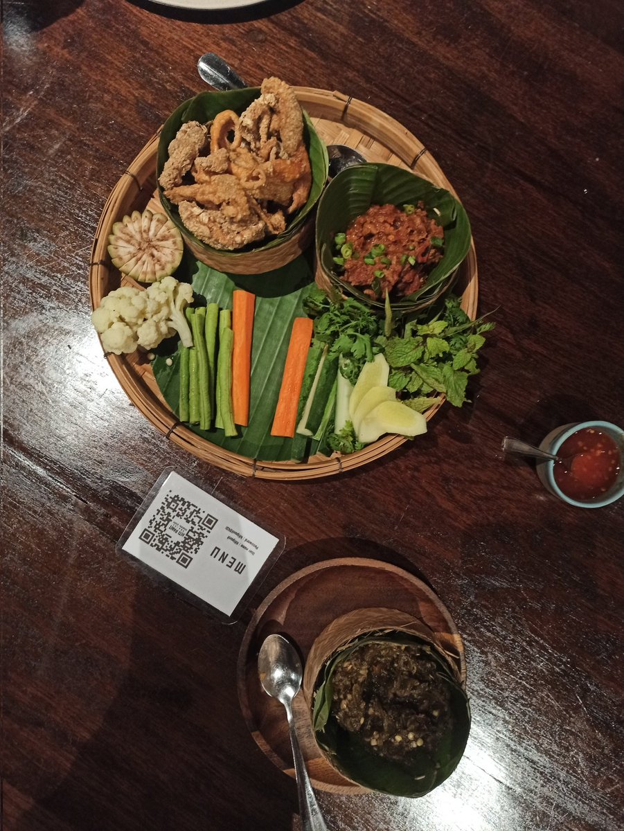 malimali's tweet photo. กิติพานิช ท่าแพ เป็นร้านชิคชิคคูคู ต้อนรับแขกบ้านแขกเมืองได้
สไตลิ่งร้านอย่างดี แค่เข้ามาก็ได้เสพบรรยากาศละ
ของทุกชิ้นที่โชว์คือมาจากของที่บ้านนี้มีอยู่แต่เดิม
ชื่อกิติพานิชก็เป็นชื่อร้านยาของบ้านนี้แต่เดิมเช่นกัน
#whereinth #reviewthailand https://t.co/p8O9t7ucYB