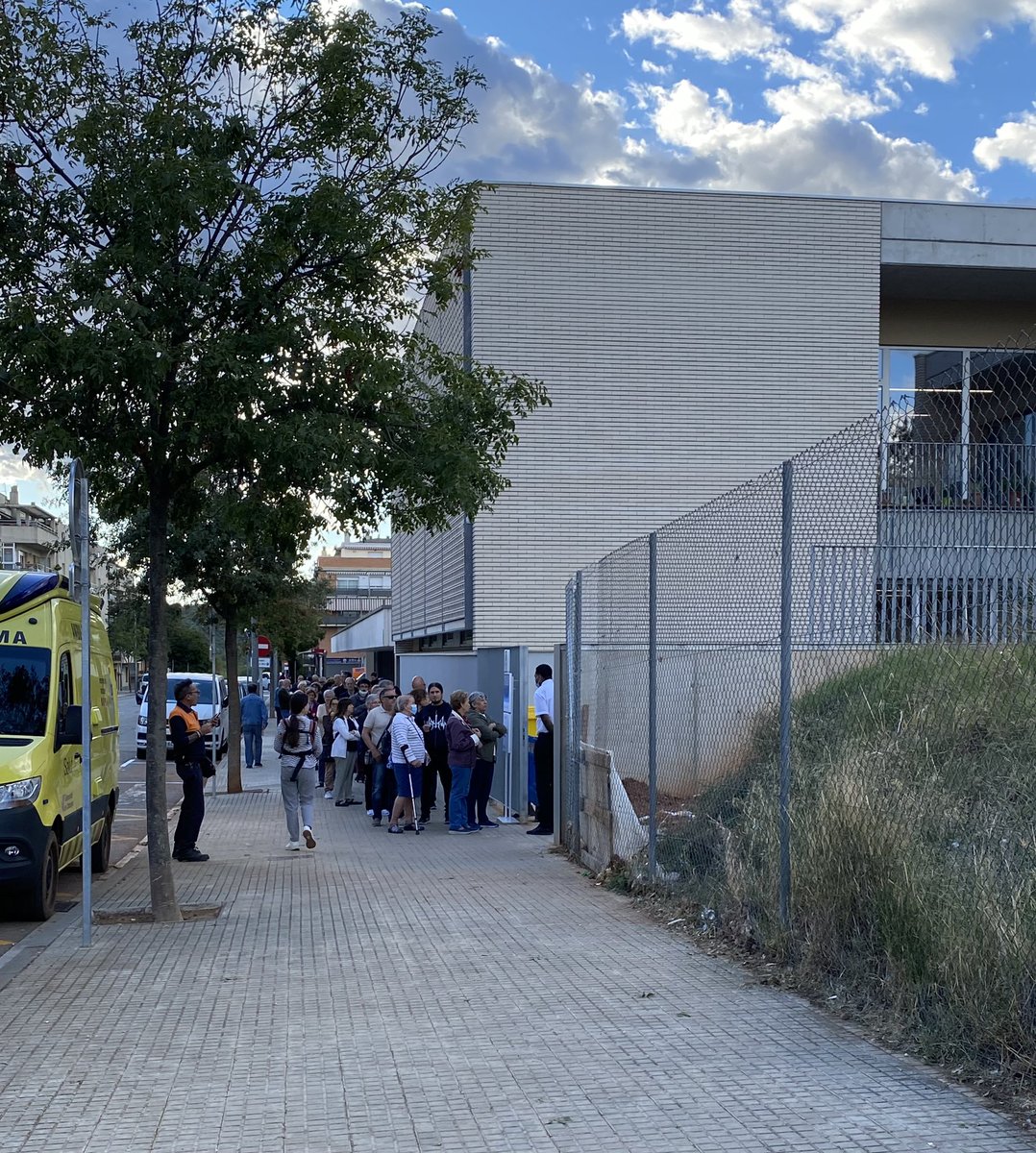 CSTerrassa's tweet photo. Seguim amb les Jornades de Portes obertes al nou #CAPCanRoca solucionant dubtes i presentant l’espai als usuaris. Dilluns 3 d’octubre a les 8 del matí entra en funcionament el nou centre d’atenció primària del #CSTerrassa @salutcat https://t.co/GELa77riut